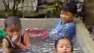 preview picture of video 'Kyle,Kolin,Kulot and other pamangkin naliligo sa tub na parang pusali.'