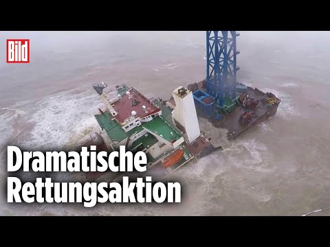 Schiff zerbricht und versinkt im Südchinesischen Meer