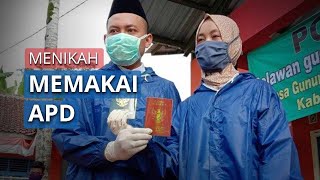 Kondisi Desa Isolasi Wilayah, Pengantin Laksanakan Ijab Kabul Kenakan Jas Hujan