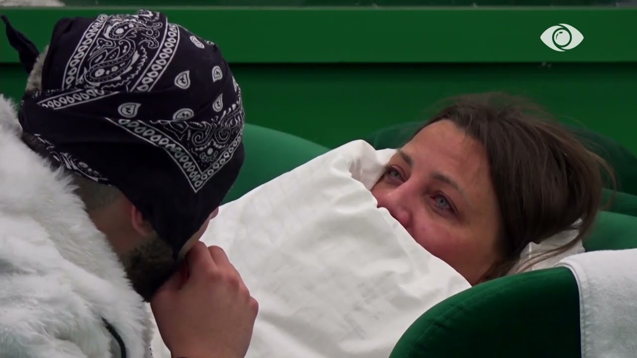 Gerta e përlotur, Gjesti i qëndron pranë