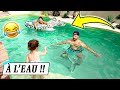 IL LA JETTE À L EAU PISCINE ET BULLES GÉANTES