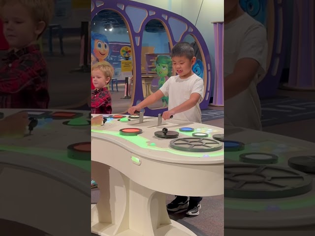 Vídeo relacionado con Disney Pixar Inside Out Everyday está lleno de emociones Camiseta