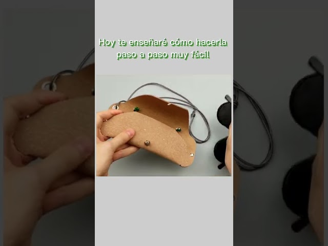 Vídeo relacionado con Funda para Gafas Estrechas para el Cinturón y Portallaves a Juego. De Cuero Hechos Artesanalmente en España. Incluye Funda de tela, 2 Gamuzas de Limpieza y Bote para Líquido de Limpieza de Gafas.