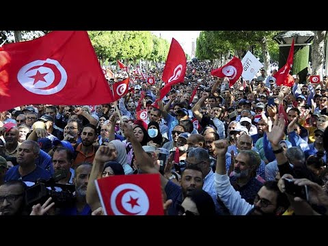 مسيرات حاشدة في تونس احتجاجا على تدهور الوضع الاقتصادي وتطالب الرئيس سعيّد بالرحيل…