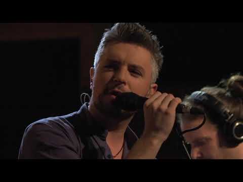 The Jarlath Henderson Band - Courting Is A Pleasure | Celtic Connections | TG4