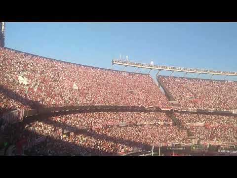 "Todos los domingos a la tarde yo vengo a alentarte 7 horas adentro del Monumental" Barra: Los Borrachos del Tablón • Club: River Plate