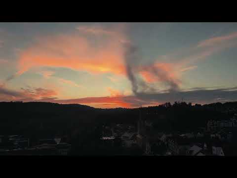 Drohnflug bei beeindruckendem Sonnenuntergang [Werbeproduktur Simons]