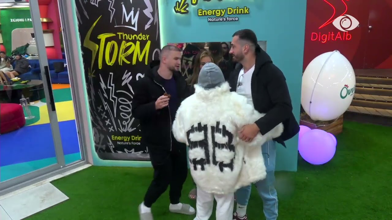 Valbona shkruan në pasqyrë urimin për ditëlindjen e Laertit, Gjesti tenton ta fshijë