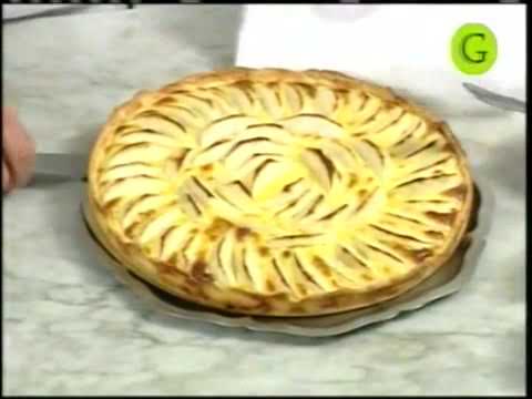 A delicious apple tart, made with traditional Swiss and German dough, known as “fregada”.