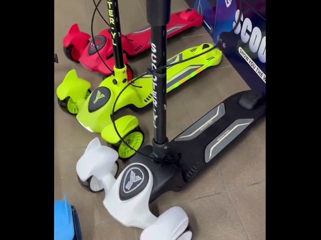 Дитячий триколісний самокат RAY музика, підсвітка, фара, ручні гальма Червоний