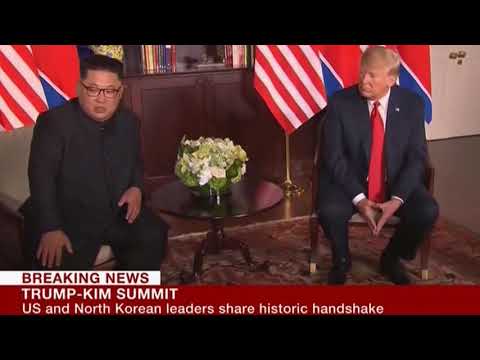 Takimi historik, Donald Trump dhe Kim Jong-un shtrëngojnë duart në Singapor