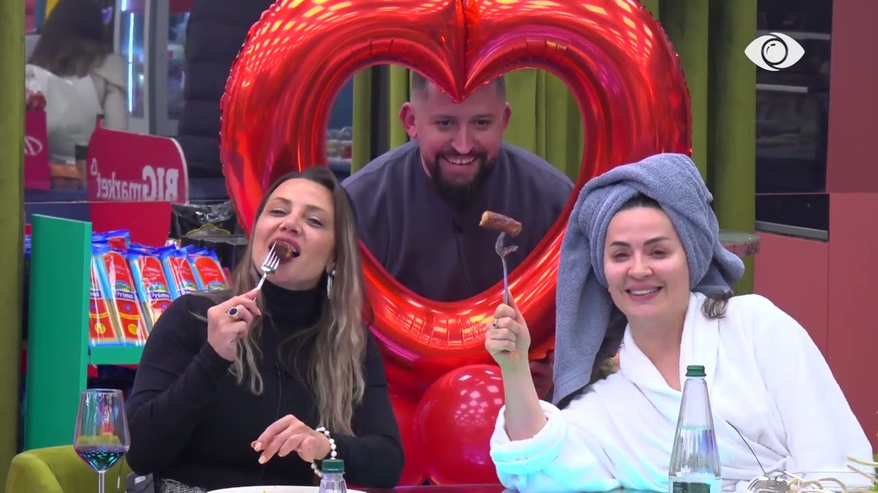 “Unë jam Kupidi…”/ Indriti ‘rrëmben’ zemrën e dashurisë, foto me Rozanën dhe Gertën