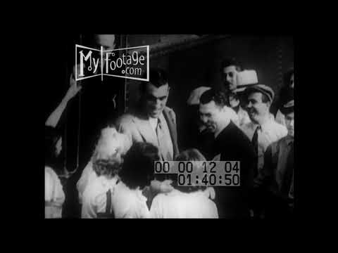 1933 Primo Carnera and Jack Dempsey Get Off Train In Hollywood