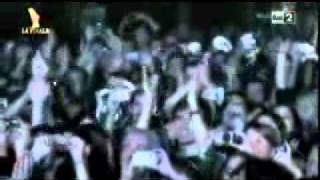 Nevruz ai Magazzini Generali - Tuffo sul pubblico