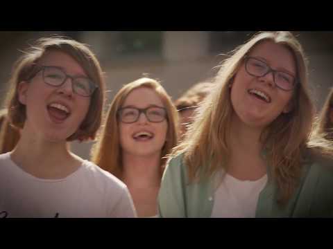 Wunderschöner Flashmob - Singen macht glücklich! Chorjugend begeistert Menschen auf der Strasse!