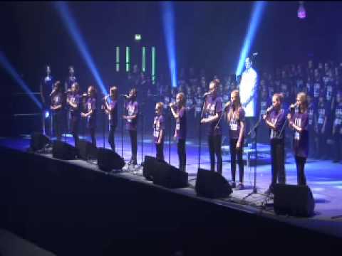 5000 Children Sing Gary Barlow's Golden Jubilee Anthem 'Sing'