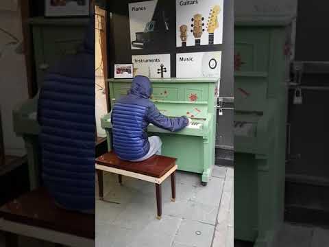 Street pianist impresses shoppers in Manchester