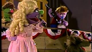Classic Sesame Street - Polly Darton sings to her dog