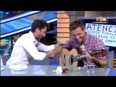 Pablo Alborán tocando e improvisando con la guitarra Francisco Bros de Pablo Motos.