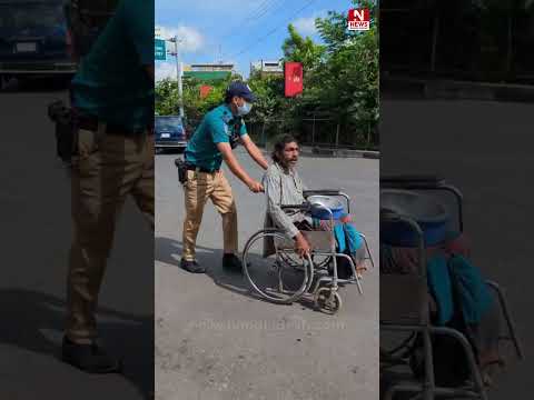 প্রতিবন্ধী ব্যক্তিকে রাস্তা পার হতে সাহায্য করছেন ট্রাফিক