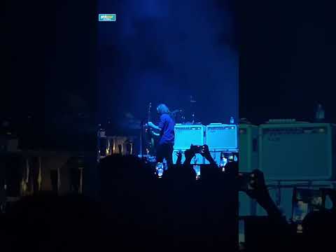 Crowd chants for Mike Einziger of Incubus to "smash" his guitar in Manila concert