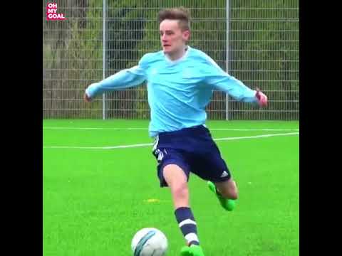 The amazing story behind Cavani's famous "sniper" celebration