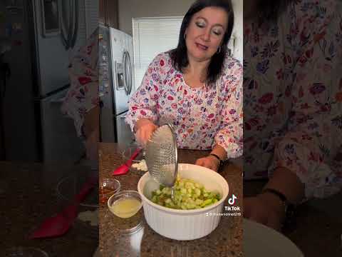 Ensalada fresca de lechuga 👩🏻‍🍳#healthyfood #saland #lechuga #ensalada #cocinandofacil #tocineta