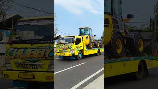 Download lagu TRUK FUSO TOWING PANJANG MUATAN LOADER ALAT BERAT MELAJU CEPAT #shorts #viral #trending mp3