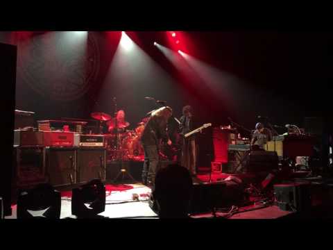 Warren Haynes shreds on Endless Parade