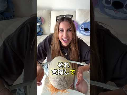 この巨大な卵にひびが入り始めた…そして中で何かが動いた 😨