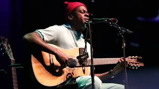 Seu Jorge Covers David Bowie's "Suffragette City" at The Howard Theatre, D.C. 11/8/16
