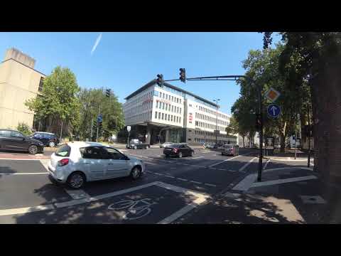 2018-07-26 Cologne drivers do not obey red traffic light. City walking in Köln Deutschland Germany
