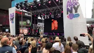 Milhares presenciaram ultrassonografia 4D ao vivo na Times Square de Nova York