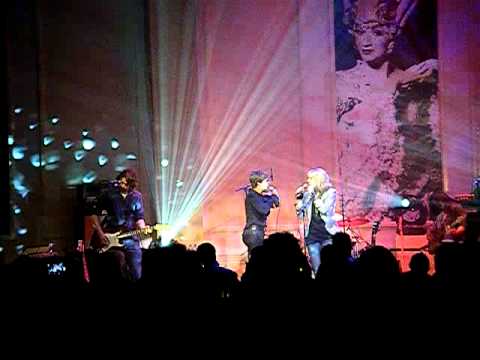Leonie Meijer & Ruth Jacott - Leun Op Mij