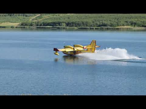 Hasící letadla Canadair zasahující při požáru v Českém Švýcarsku při nabírání vody v jezeře Milada