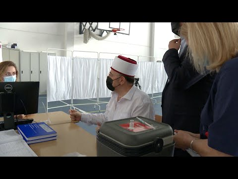 Myftiu Naim ef. Tërnava pranon dozën e parë të vaksinës