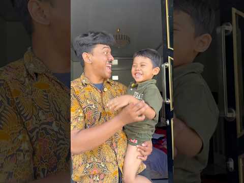 Arshad senang di kasih balon sama bapak