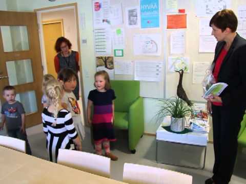 Ministeri Susanna Huovinen Harjuniityn päiväkodilla 6.9.2013