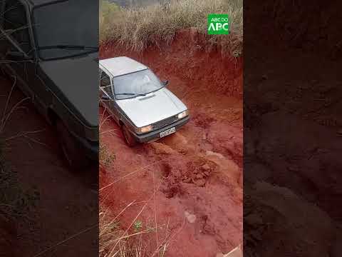Uno encara estrada de barro e vence obstáculo