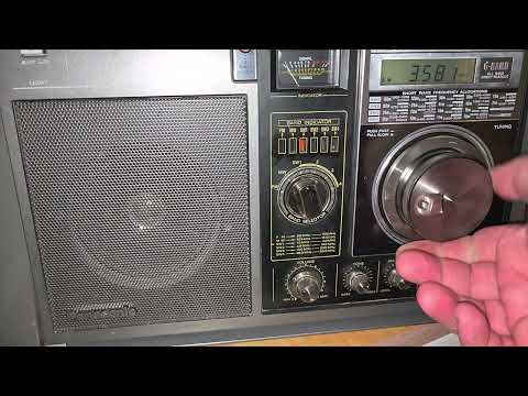 Vintage Panasonic RF-B300 tuning 80 and 40 meters amateur radio band LSB Shortwave