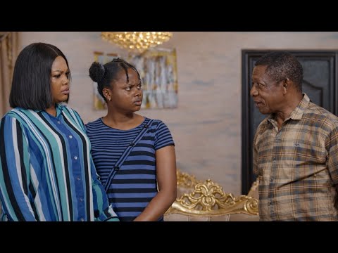 ANAMCHAPA KIBAO MSICHANA HATARI KIBAO BARABARANI BILA KUJUA NI MTOTO HATARI