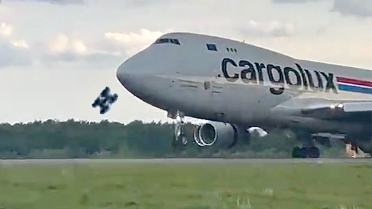 747 Landing Gear Falls Off