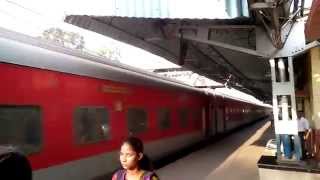 preview picture of video '02112 Lucknow - LTT AC Spl slowly rips past Vasind...'