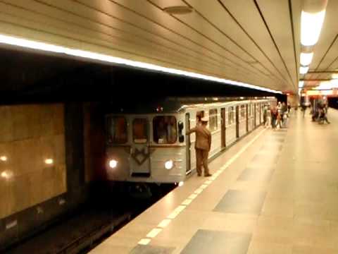 Stanicování historické soupravy metra typu Ečs ve stanici Budějovická.