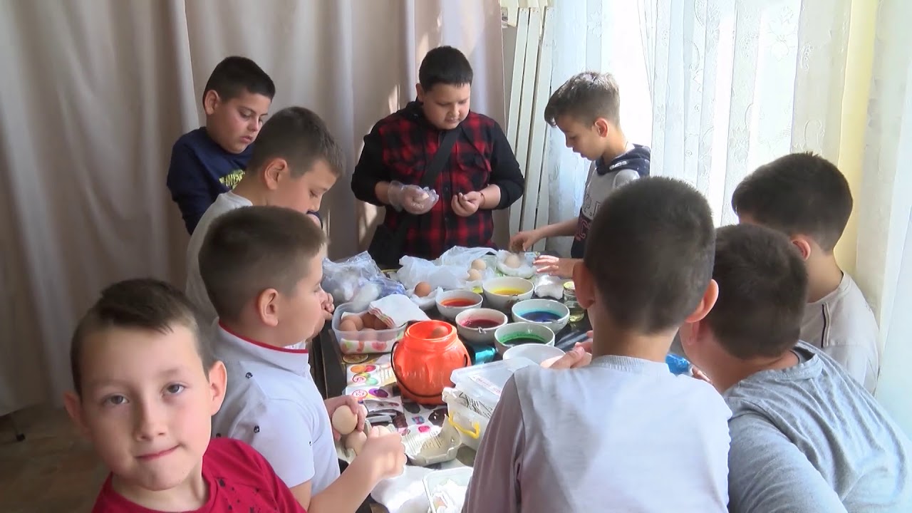Ученици боядисаха яйца и изработиха венци от цветя по повод предстоящите пролетни празници