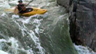 preview picture of video 'Will Junkin kayaking the Spout  at Great Falls, Virginia'