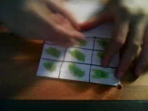 En kvinna som skrapar triss på tv!