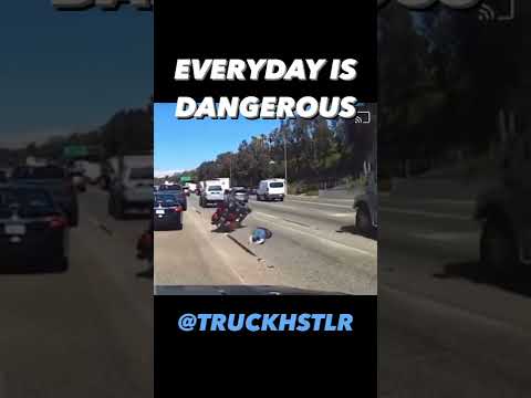 Honda Goldwing Crash Under 18 Wheeler Truck Rider Got Lucky🏍️Instagram truckhstlr #motorcycle