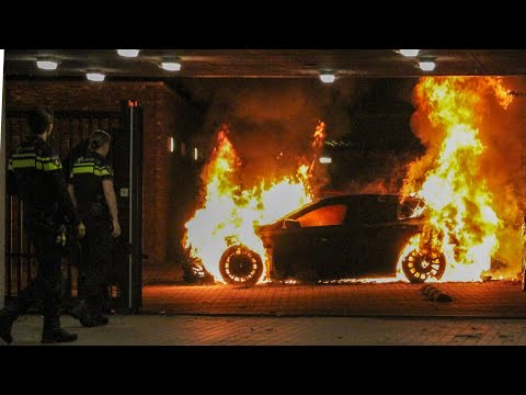 Osse Brandweer komt met spoed ter plaatse bij een autobrand aan de Professor Regoutstraat in Oss