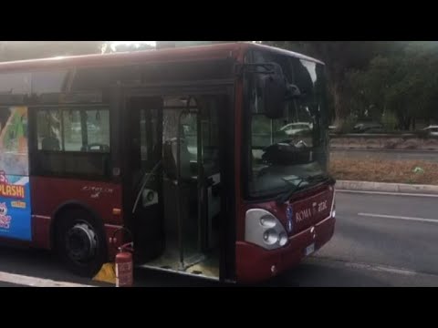 Roma, principio di incendio su un autobus sulla Colombo